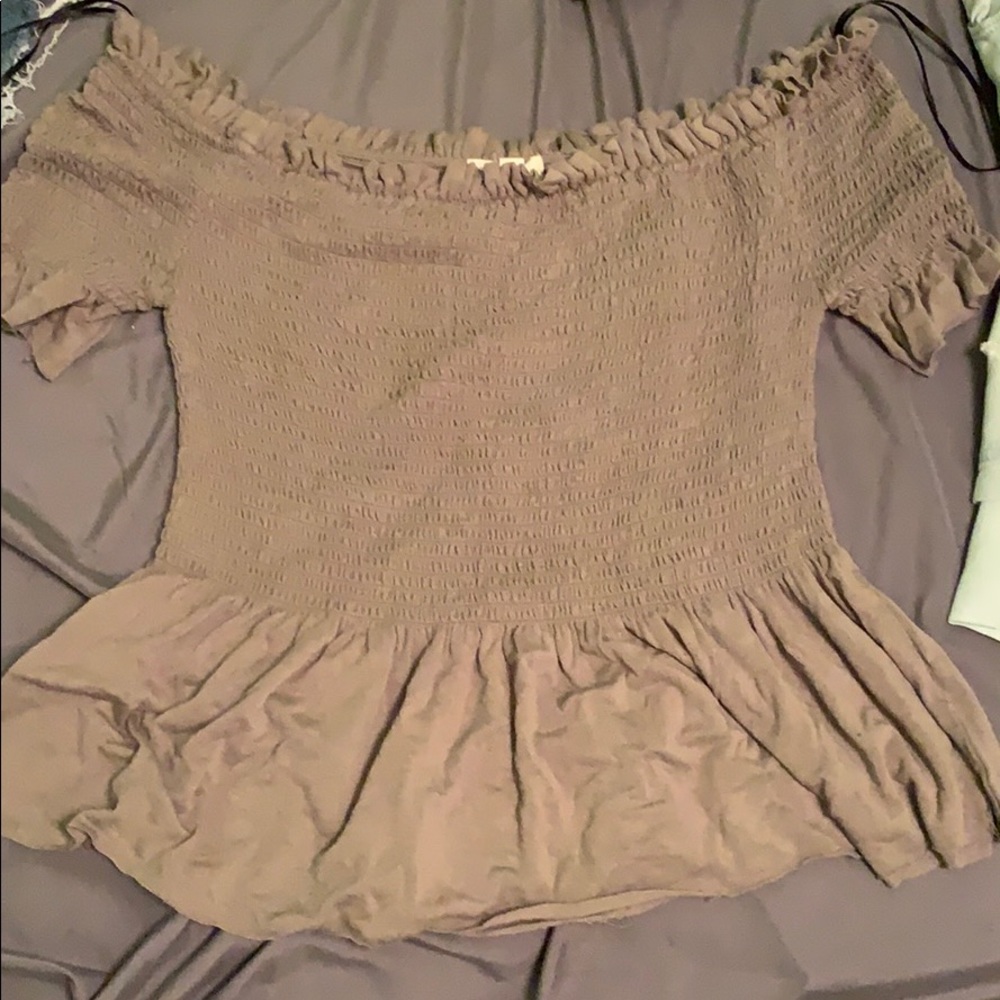 a dark green shhjrt shorta croped